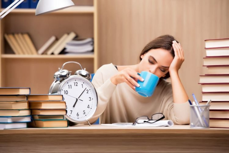 Cậu bé mắc chứng ngủ kỳ lạ, thầy giáo phải cõng và đưa về mỗi khi tan học - Hình 7