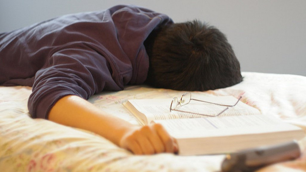 Cậu bé mắc chứng ngủ kỳ lạ, thầy giáo phải cõng và đưa về mỗi khi tan học - Hình 3