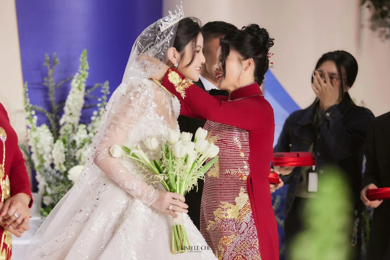 Mẹ Quang Hải trao Chu Thanh Huyền quà hồi môn khủng, xách váy cho dâu trước 2 họ - Hình 4