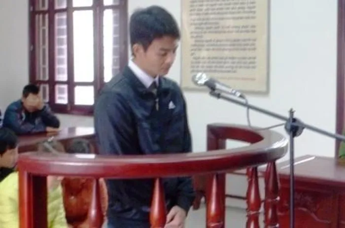 Cán bộ ngân hàng rút 28 tỷ đồng của khách để đánh bạc - Hình 2