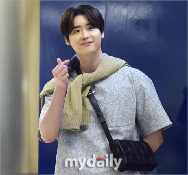 Dậy sóng ảnh Lee Jong Suk tới concert ủng hộ IU, thì ra bí quyết vun đắp tình cảm của cặp sao hạng A là đây - Hình 6