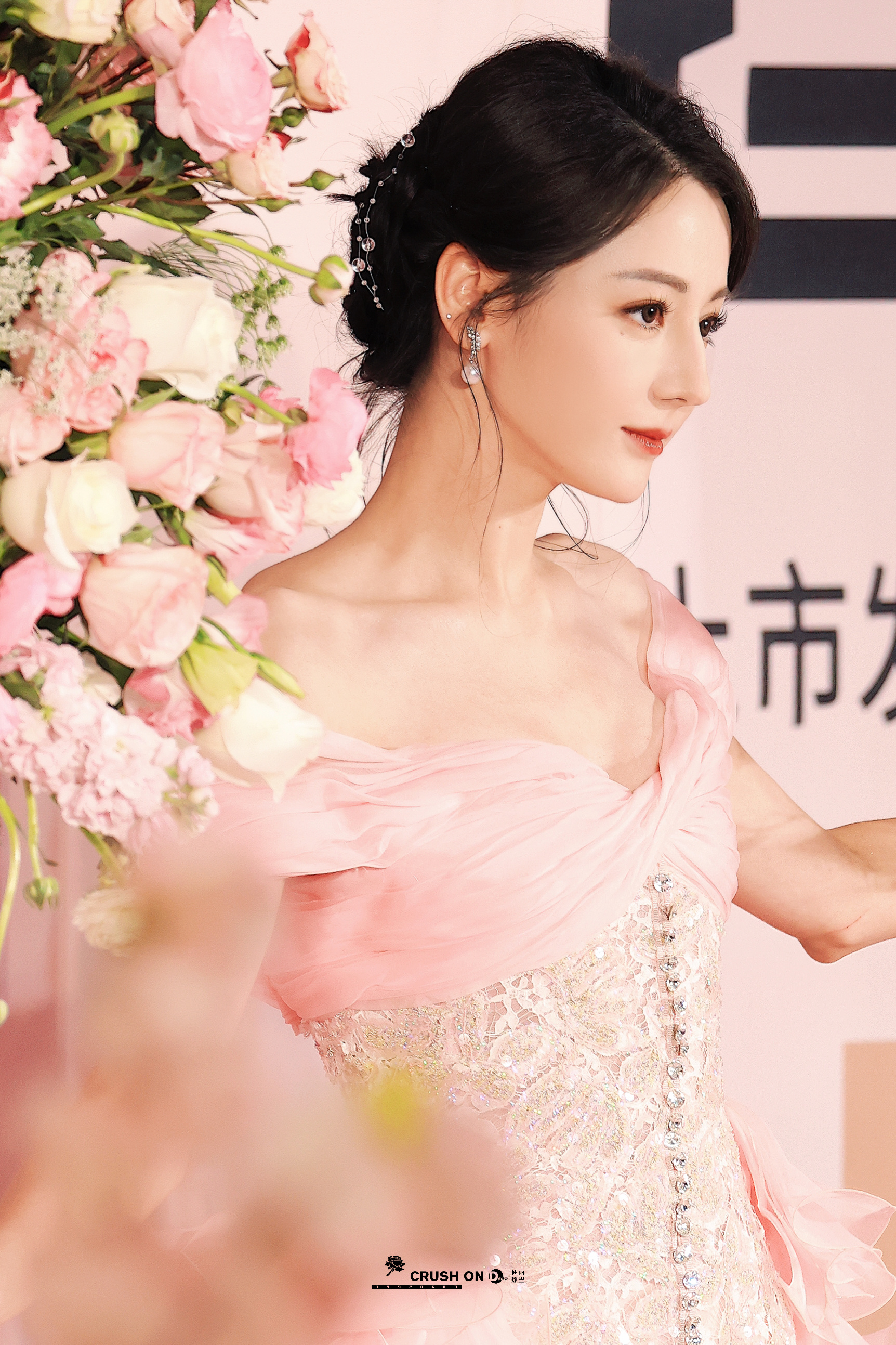 Địch Lệ Nhiệt Ba gây náo loạn cả khu mua sắm nhờ vẻ đẹp chuẩn nữ thần, bảo sao vượt mặt nhiều mỹ nhân Cbiz - Hình 3