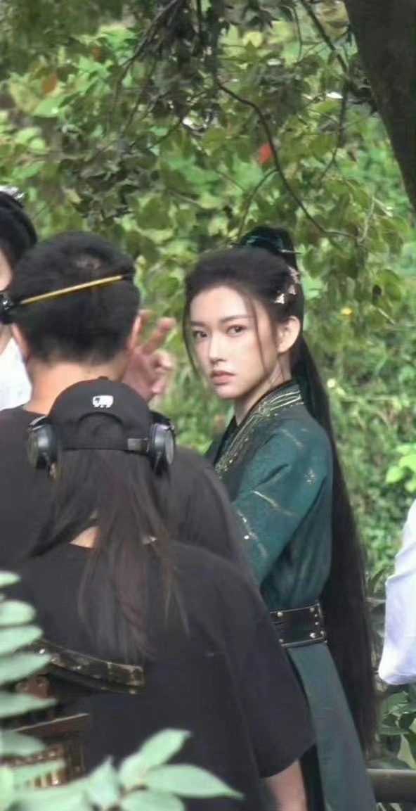 Hot nhất Weibo: Mỹ nhân bị đạo diễn mắng thẳng mặt ngay giữa phim trường chỉ vì một hành động - Hình 1