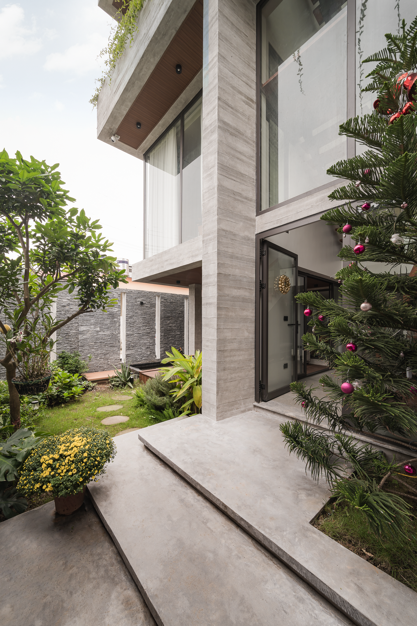 Ngôi nhà 3 thế hệ được ví như chốn ẩn mình lý tưởng nhờ được ôm trọn bởi không gian sân vườn xanh mát - Hình 16