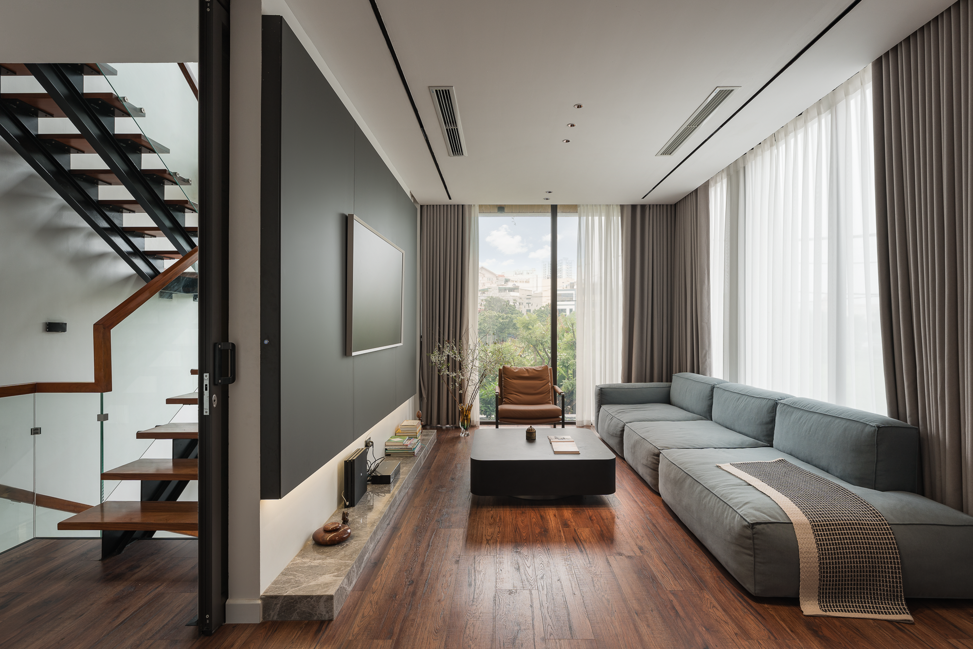 Ngôi nhà 3 thế hệ được ví như chốn ẩn mình lý tưởng nhờ được ôm trọn bởi không gian sân vườn xanh mát - Hình 9