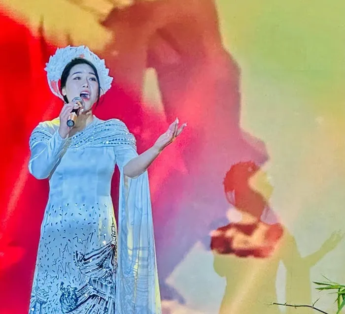NSƯT Hương Giang trong trang phục của NTK Thạch Linh - Hình 12