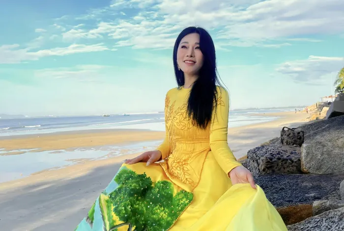 NSƯT Hương Giang trong trang phục của NTK Thạch Linh - Hình 11