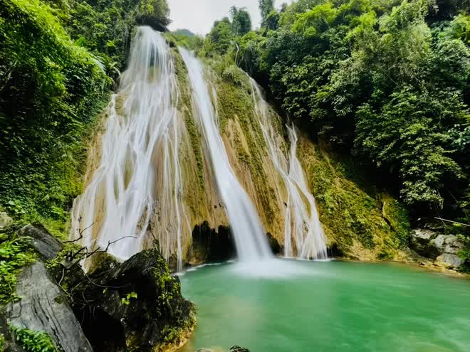 Phát hiện một Vịnh Hạ Long thu nhỏ ở vùng núi phía Bắc Việt Nam, du khách nhận xét có khung cảnh sơn thủy hữu tình - Hình 5