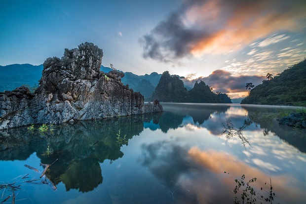 Phát hiện một Vịnh Hạ Long thu nhỏ ở vùng núi phía Bắc Việt Nam, du khách nhận xét có khung cảnh sơn thủy hữu tình - Hình 1