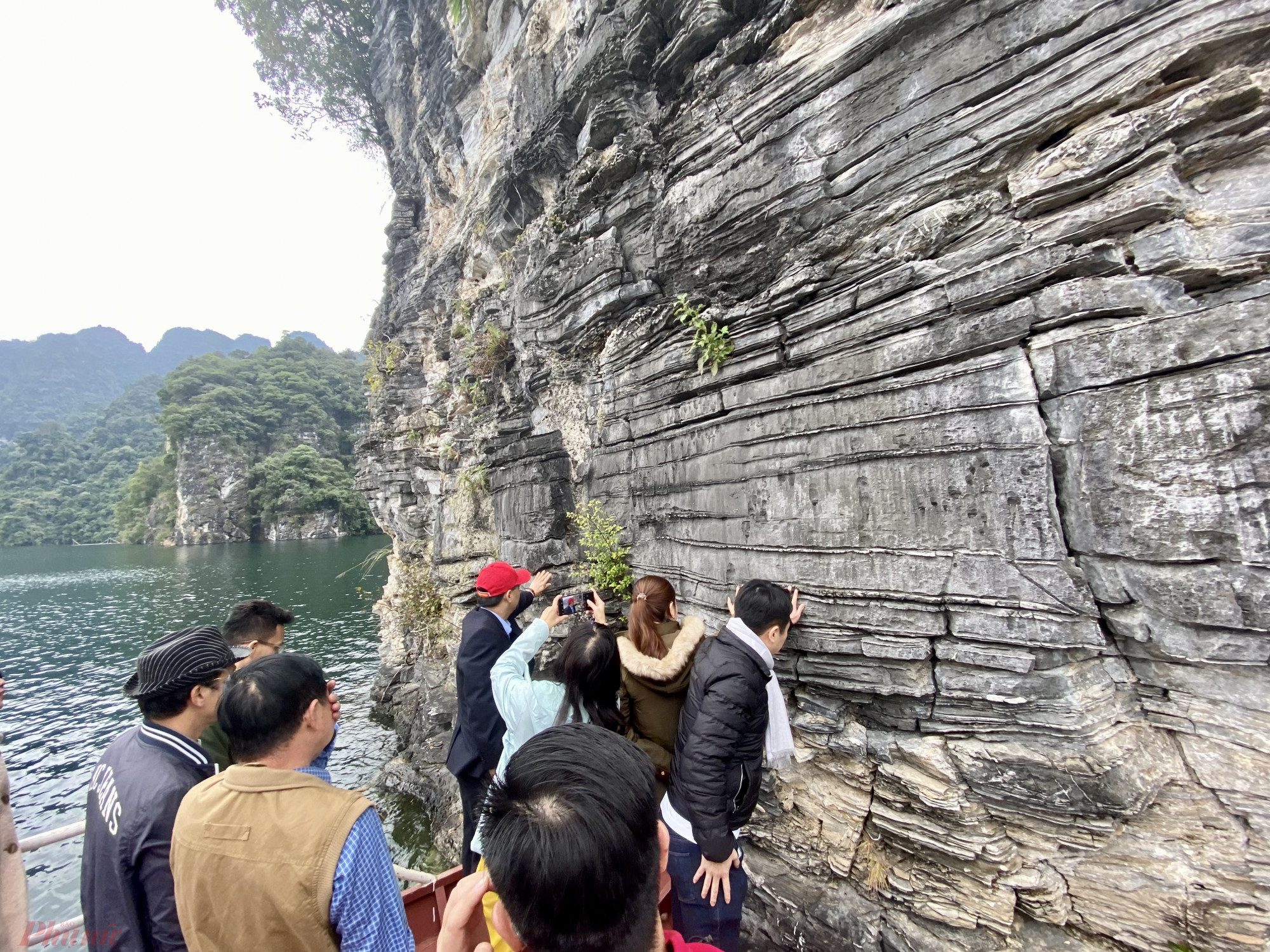 Phát hiện một Vịnh Hạ Long thu nhỏ ở vùng núi phía Bắc Việt Nam, du khách nhận xét có khung cảnh sơn thủy hữu tình - Hình 4