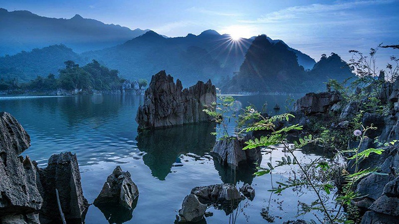 Phát hiện một Vịnh Hạ Long thu nhỏ ở vùng núi phía Bắc Việt Nam, du khách nhận xét có khung cảnh sơn thủy hữu tình - Hình 2