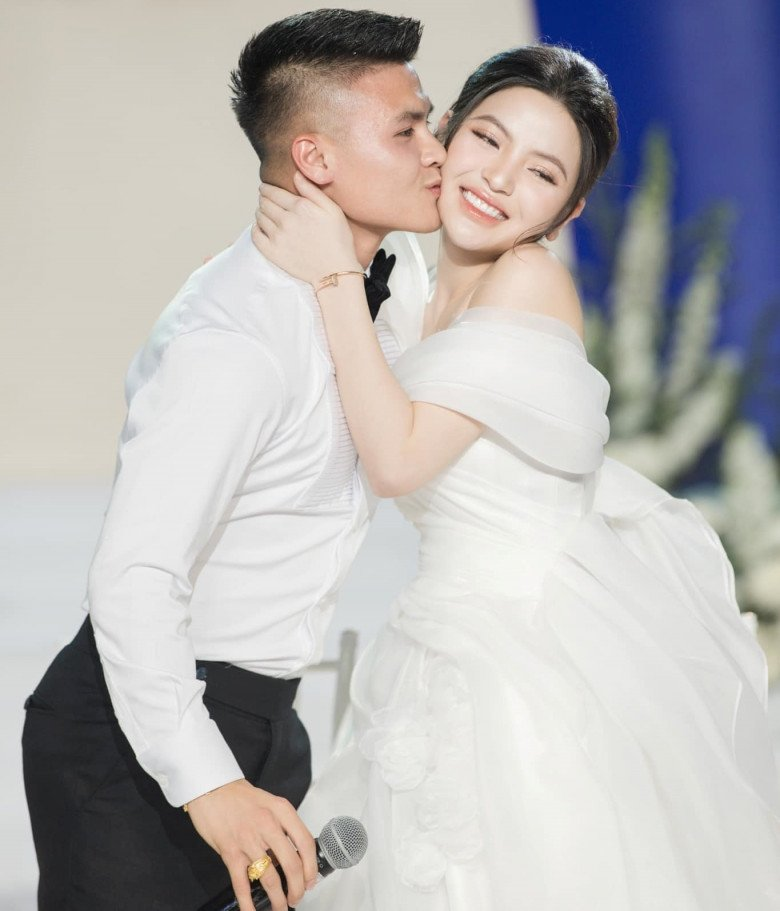Mẹ Quang Hải nhảy bung nóc trong tiệc cưới, con dâu thái độ mệt mỏi - Hình 9