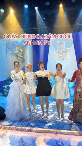 Mẹ Quang Hải nhảy bung nóc trong tiệc cưới, con dâu thái độ mệt mỏi - Hình 1