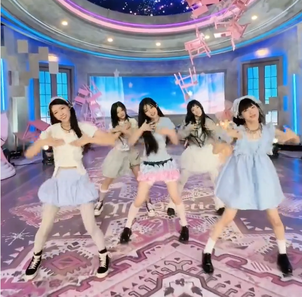 Em gái NewJeans có át chủ bài mạnh thế này, em gái BLACKPINK chỉ biết ước - Hình 6
