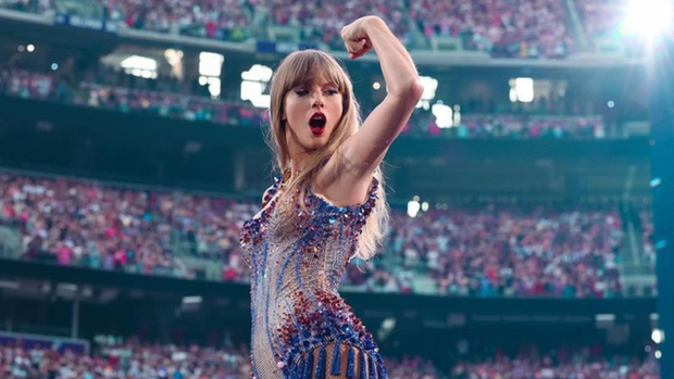 Lisa khiến toàn mạng phát sốt với đôi chân vô thực, Taylor Swift cũng lu mờ - Hình 2