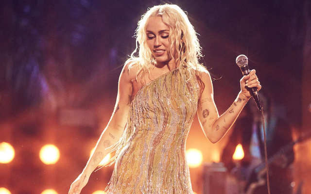 Miley Cyrus ủng hộ mẹ yêu tình cũ của em gái: Chỉ cần bà ấy hạnh phúc là được - Hình 2