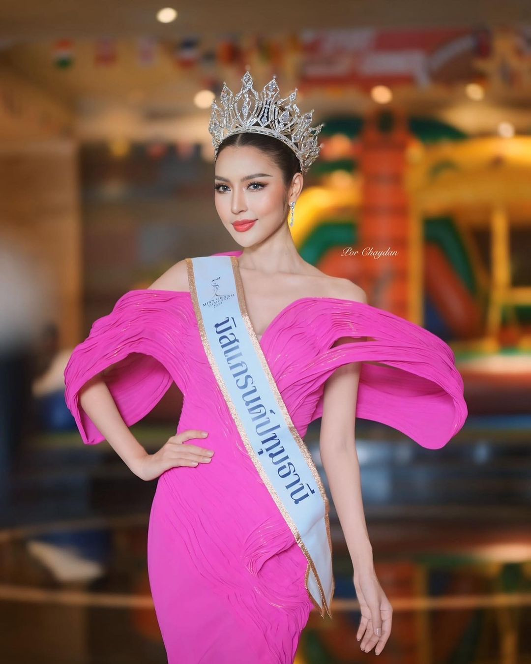 Miss Grand Thái: Đi thi bằng xe cấp cứu, cưỡi ngựa, múa cột, bị fan chê lố lăng - Hình 3