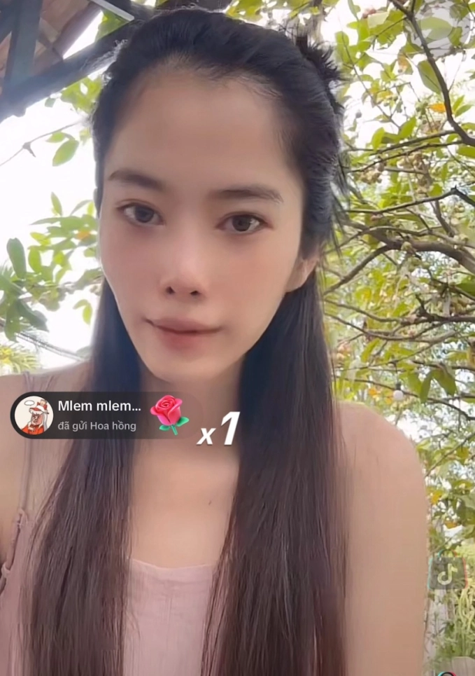 Nam Em vướng nghi vấn có thai con đầu lòng: Liên tục nôn mửa trên livestream - Hình 1