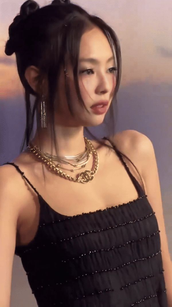 Sốc visual Jennie ở show Chanel: Hóa búp bê vừa sang chảnh vừa đáng yêu, chiến thần sắc vóc góc nào cũng chấp là đây - Hình 5