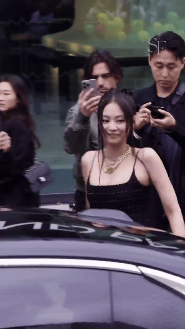 Sốc visual Jennie ở show Chanel: Hóa búp bê vừa sang chảnh vừa đáng yêu, chiến thần sắc vóc góc nào cũng chấp là đây - Hình 1