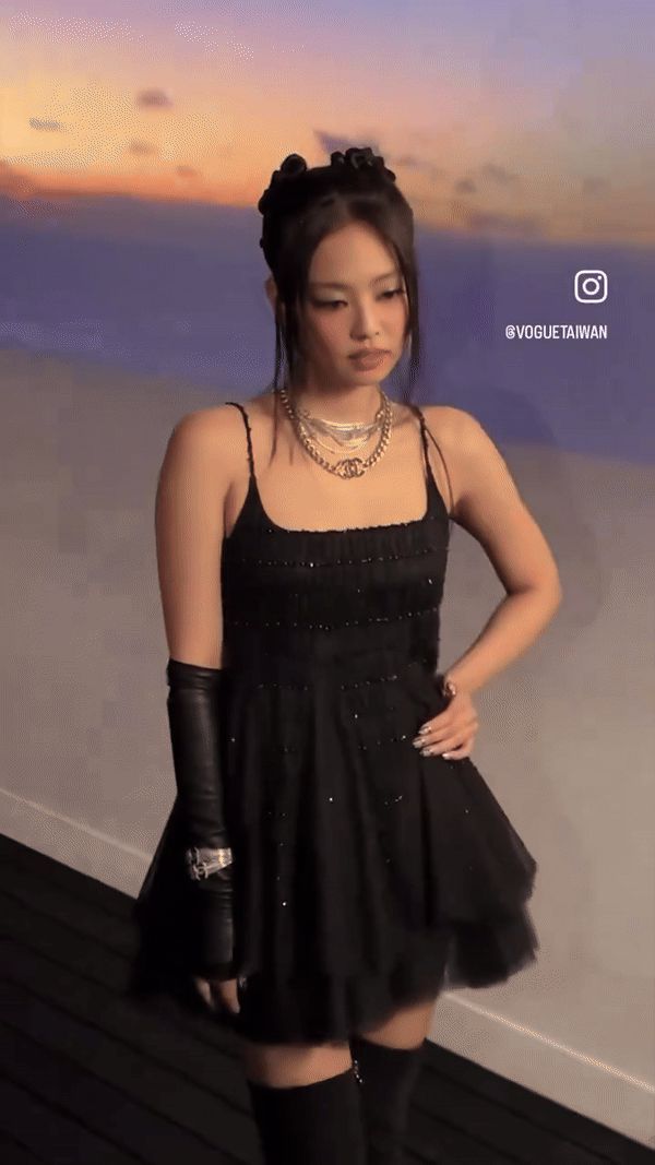 Sốc visual Jennie ở show Chanel: Hóa búp bê vừa sang chảnh vừa đáng yêu, chiến thần sắc vóc góc nào cũng chấp là đây - Hình 4