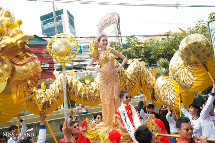 Miss Grand Thái mà tưởng cái chợ: Thí sinh làm trò lố, Mr Nawat chiêu trò - Hình 8