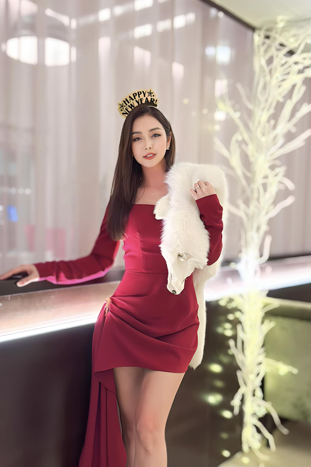 Jennifer Phạm thả dáng dạo phố, visual lão hóa ngược, mẹ 4 con vẫn như gái 18 - Hình 4