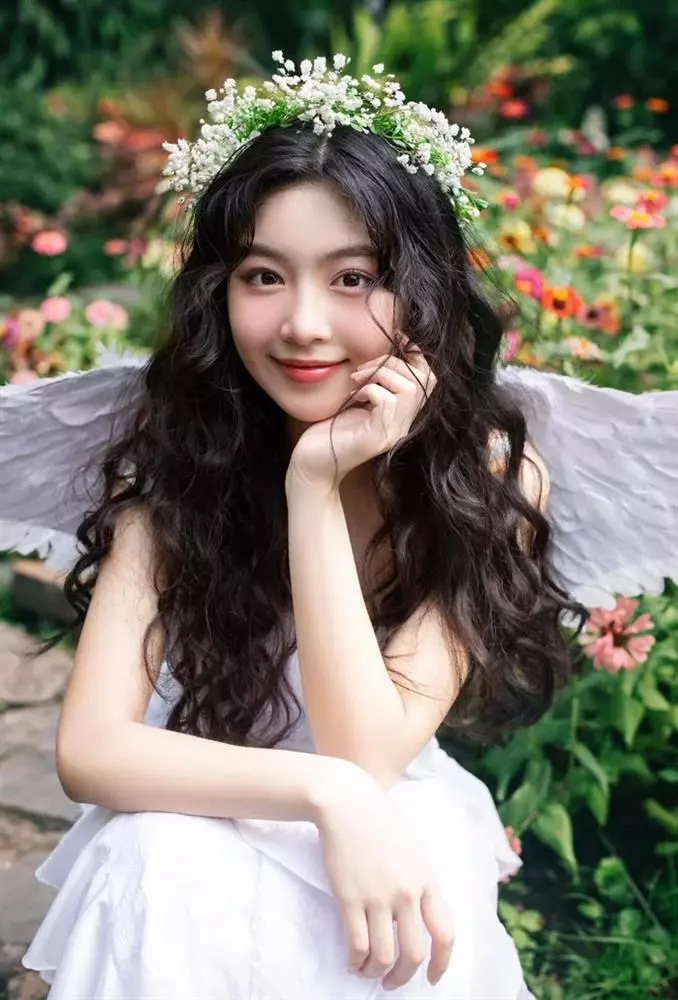 Lọ Lem - con gái Quyền Linh: Tuổi 18 nhan sắc rực rỡ như thiên sứ - Hình 2