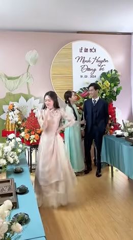 Đào Lê Phương Hoa nhảy kém duyên ở lễ cưới bạn thân, chú rể mê quên luôn cô dâu? - Hình 2