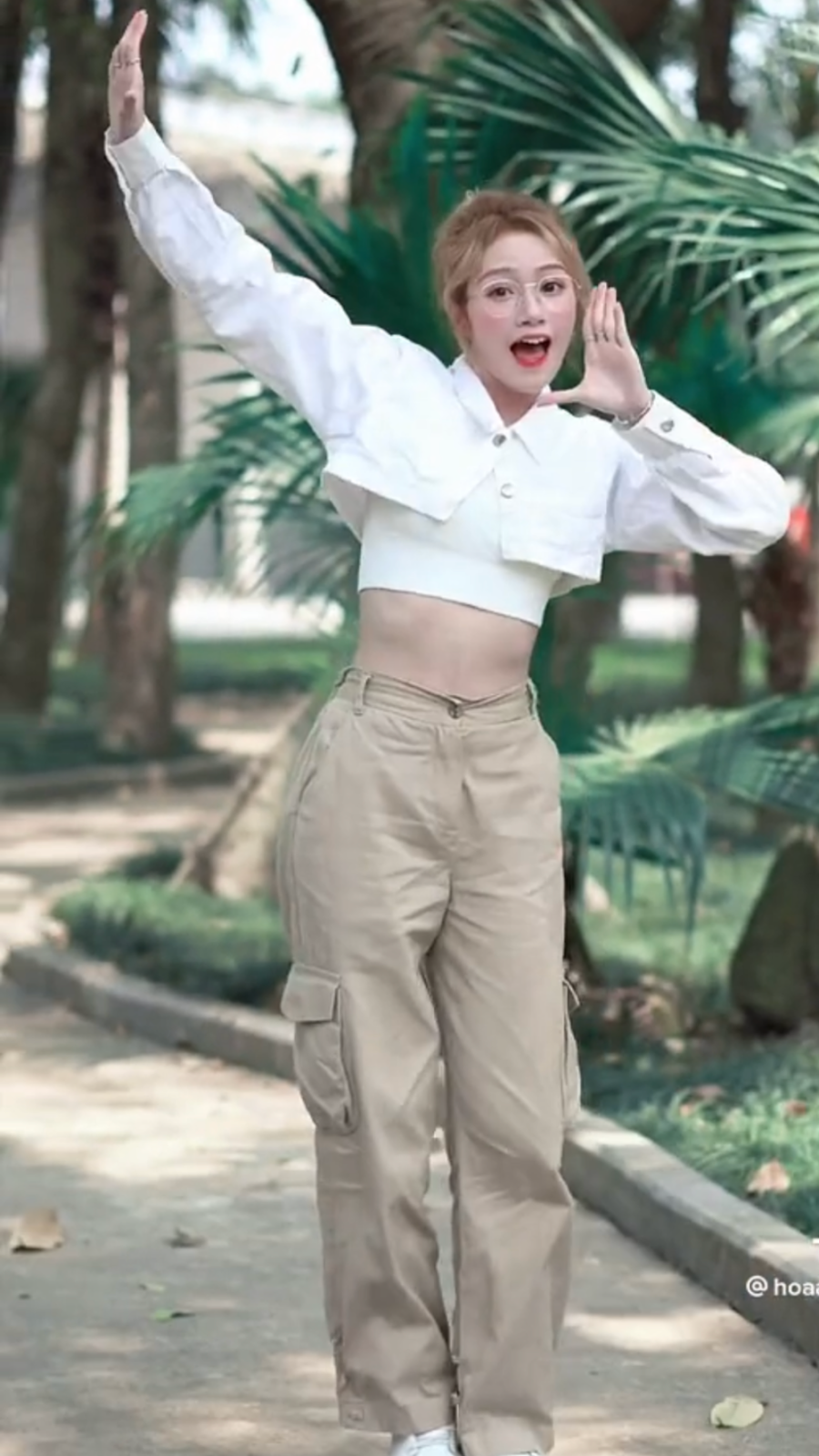 Đào Lê Phương Hoa nhảy kém duyên ở lễ cưới bạn thân, chú rể mê quên luôn cô dâu? - Hình 4