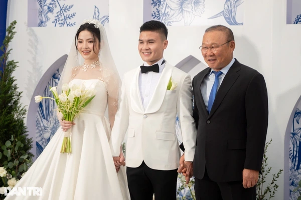 Vợ chồng Văn Hậu bị Park Hang Seo chọc khoáy, muối mặt tại đám cưới Quang Hải - Hình 3