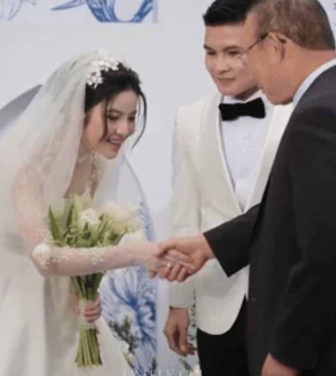 Vợ chồng Văn Hậu bị Park Hang Seo chọc khoáy, muối mặt tại đám cưới Quang Hải - Hình 6
