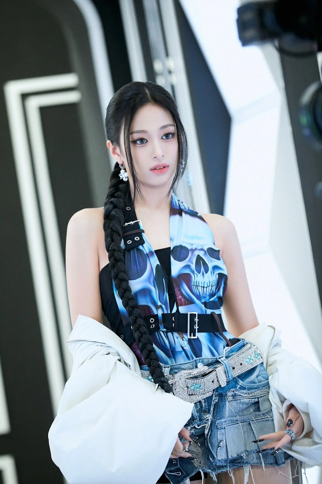 Ahyeon BABYMONTER được khen ứng xử khéo, em gái BTS lại bị chê EQ thấp - Hình 1