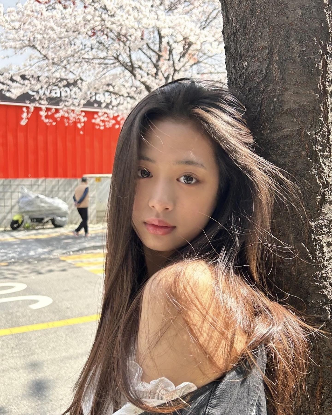 Ahyeon BABYMONTER được khen ứng xử khéo, em gái BTS lại bị chê EQ thấp - Hình 2