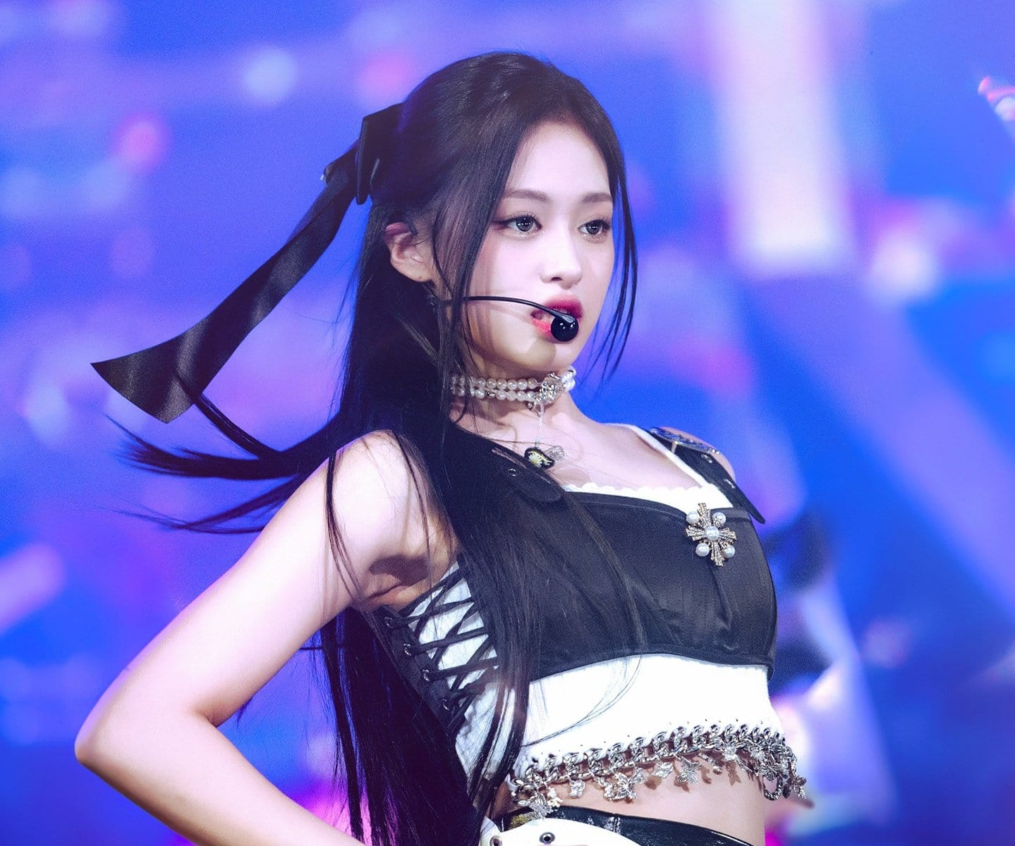 Ahyeon BABYMONTER được khen ứng xử khéo, em gái BTS lại bị chê EQ thấp - Hình 6