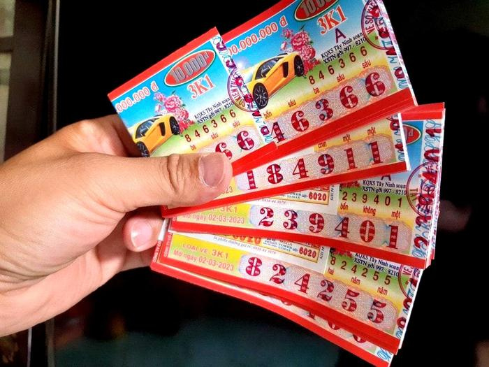 Ông lão bán vé số trúng độc đắc, vài tháng sau về quê chăn vịt vì cạn túi - Hình 1