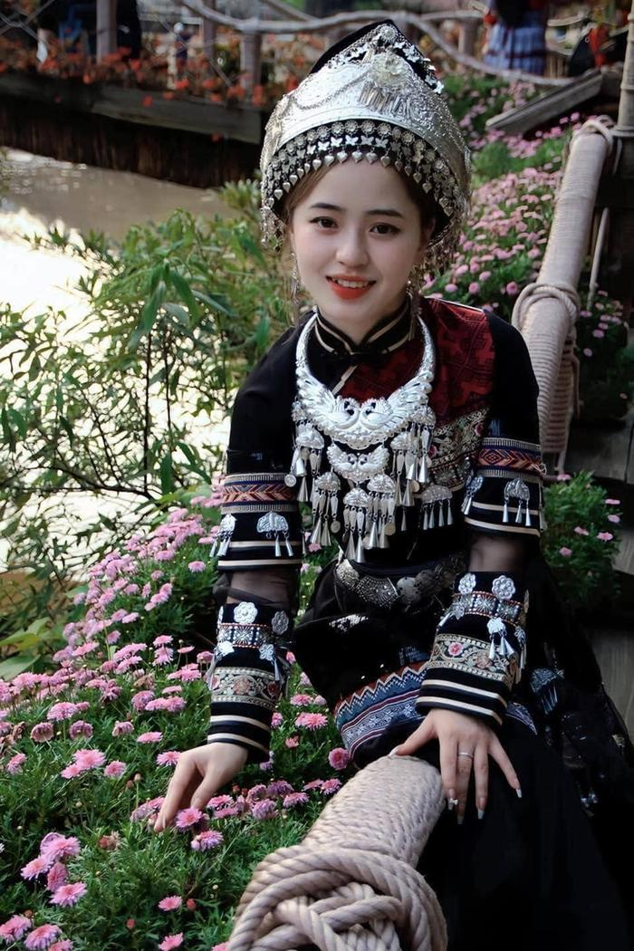 Phúng Phính và cô gái bán lê thay đổi bất ngờ: Người có chồng, người lột xác - Hình 7
