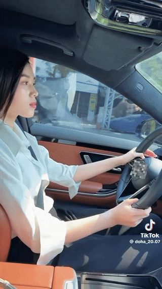 Hoa hậu Đỗ Hà tự lái xe về quê Thanh Hoá, sở hữu xế hộp tiền tỷ Mercedes ở tuổi 23 - Hình 1