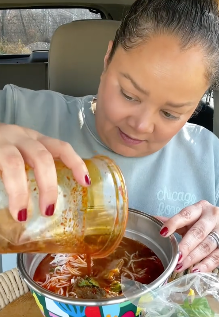 Tiên nữ mukbang Quỳnh Trương tắt đèn trước quý cô mukbang Mexico, bít cửa so - Hình 4