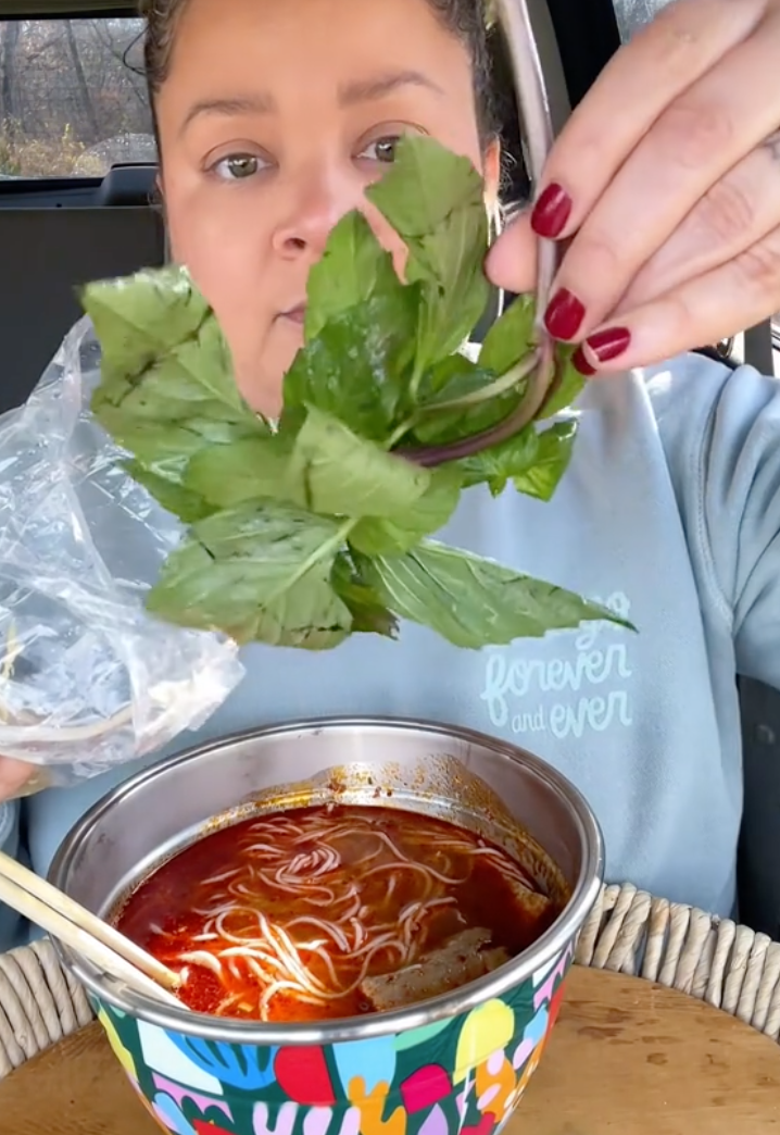 Tiên nữ mukbang Quỳnh Trương tắt đèn trước quý cô mukbang Mexico, bít cửa so - Hình 7