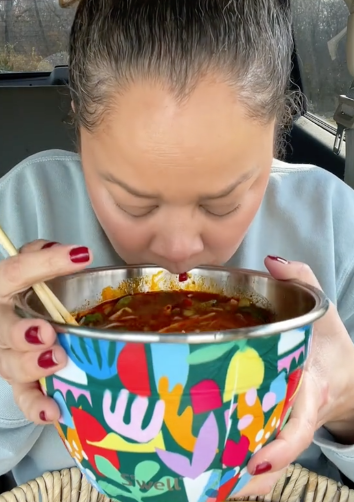 Tiên nữ mukbang Quỳnh Trương tắt đèn trước quý cô mukbang Mexico, bít cửa so - Hình 6