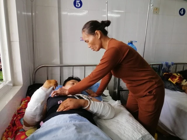 Vụ shipper ở Quảng Ngãi bị đánh gãy hai tay: Kẻ côn đồ sắp hầu tòa, trả giá đắt - Hình 4
