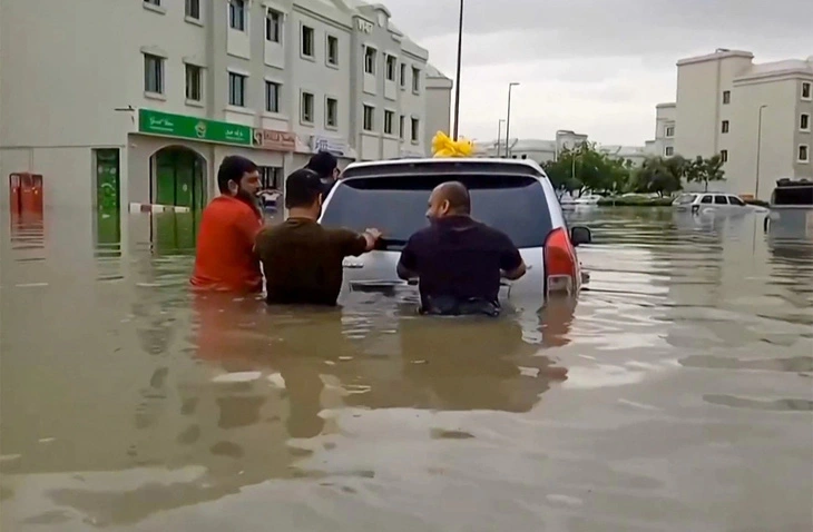 Thực hư cảnh tượng cá mập bơi trong trung tâm thương mại giữa ngập lụt Dubai - Hình 4