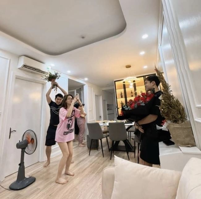 Văn Toàn khoe ảnh ôm hoa kèm lời mùi mẫn, CĐM nghi nói lời yêu với Hòa Minzy? - Hình 2
