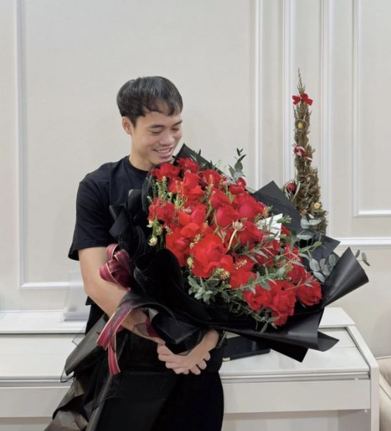 Văn Toàn khoe ảnh ôm hoa kèm lời mùi mẫn, CĐM nghi nói lời yêu với Hòa Minzy? - Hình 1