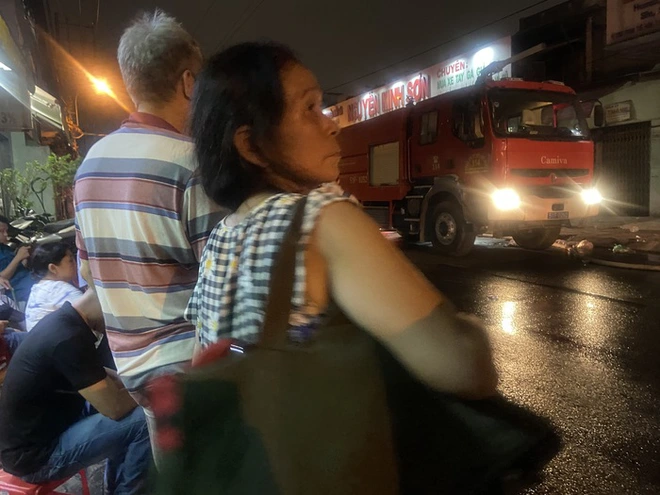 Vụ cháy ở quận 8: Hiện trường bị phong tỏa, người dân tìm nơi ngủ nhờ qua đêm - Hình 4