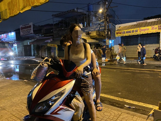 Vụ cháy ở quận 8: Hiện trường bị phong tỏa, người dân tìm nơi ngủ nhờ qua đêm - Hình 3