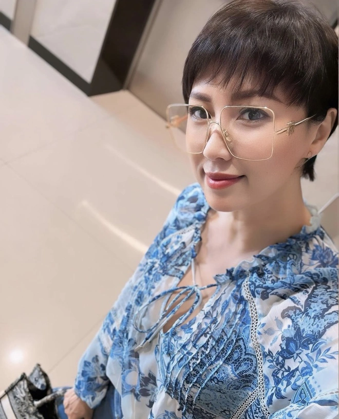 Mẹ vợ Đoàn Văn Hậu át vía con gái, Doãn Hải My ngồi cạnh phải tắt đèn - Hình 3