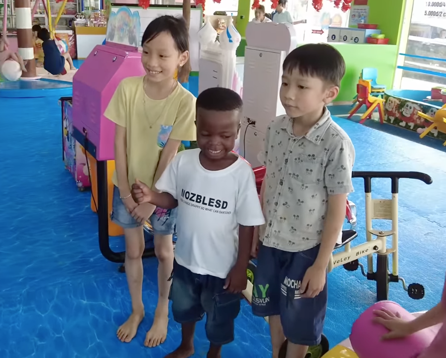 Lôi Con lần đầu thấy trẻ em Việt, nhập hội khiến Quang Linh chạy đuổi mệt nghỉ - Hình 5