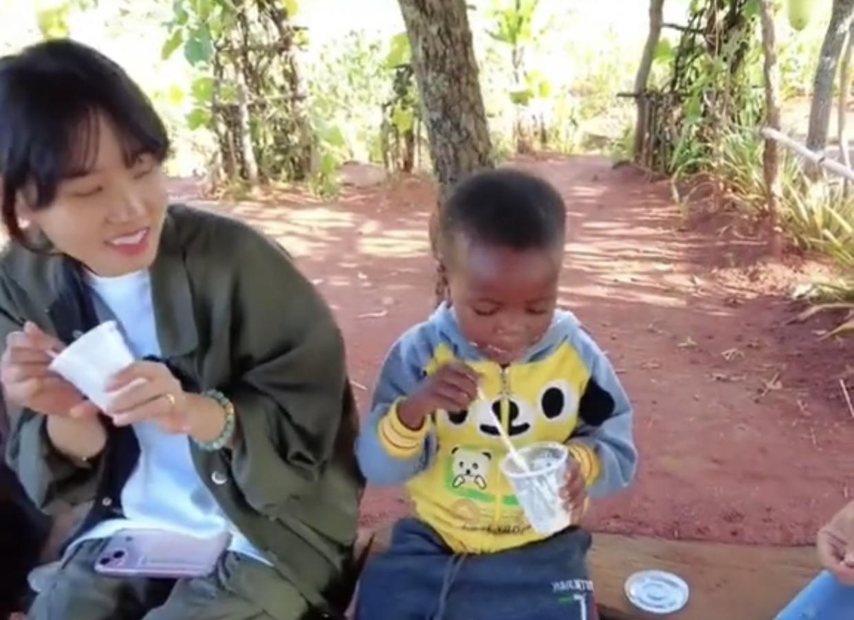 Lôi Con quậy tung nhà chị gái Quang Linh Vlogs, lạ lẫm món sữa chua Việt Nam - Hình 6